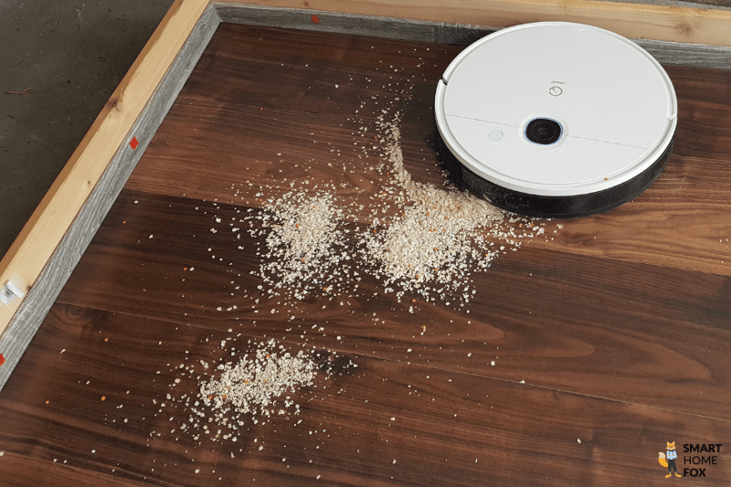 Yeedi Vac Hybrid saugt Haferflocken auf einem Laminatboden